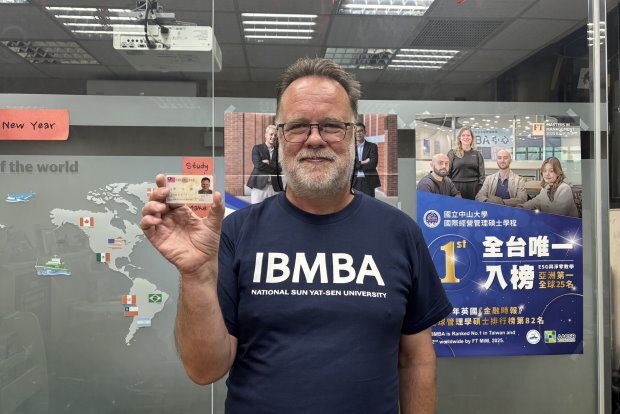 【IBMBA】外籍教授安大衛取得中華民國身分證— 深耕台灣逾20年，以行動展現對台灣的熱愛與對國際教育的承諾圖片